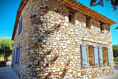 Image de grande propriété en Provence au calme et proche de tout, avec piscine,