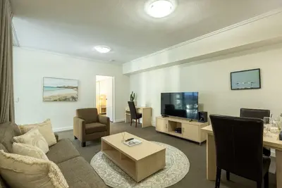 Image de Fantastic Cbd 2br Apt Parking Steps to All Action