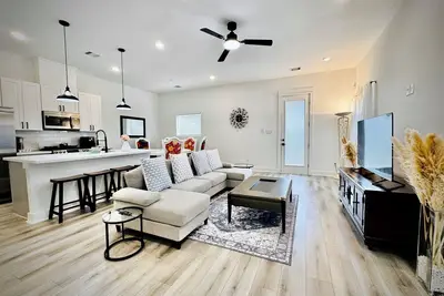 Image de Colorful Dining Experience in Cozy Getaway