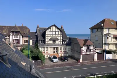 Image de Duplex familial refait à neuf avec balcon, à deux pas de la plage