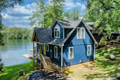 Image de Lakey McLakehouse: Hot Tub & Fireplace Escape