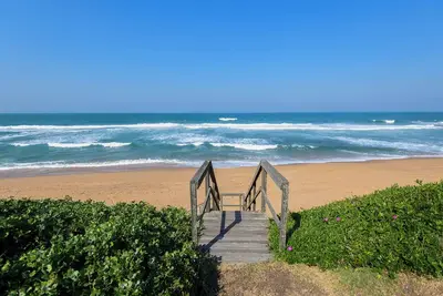 Tiffany Beach Salt Rock: A beautiful beach house, direct access to the beach.