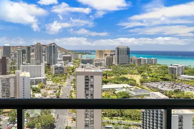 Image de Luxury 2-Bed Condo, Kitchen, Wi-Fi, Parking, W/D, Ac, Legal Monthly Rental!