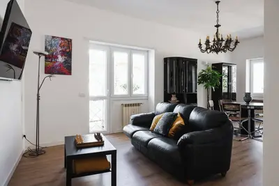 Image de House of Fil: 3 Bedrooms, 3 Baths Large Living Room - Metro A
