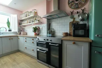 Image de Stylish & Spacious Family Home On Edge of City