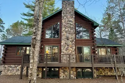 Image de \nFANTASTIC waterfront home-Sleeps 12! Close to trails with WiFi, Ac, fireplace!