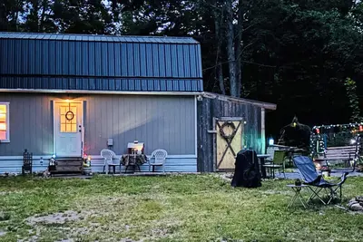 Image de Enchanting cabin with Ac in charming Frederic. 1 bedroom studio in the woods