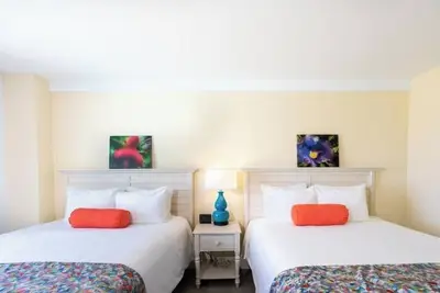 Image de 2 Queen Beds + Harbor Views | Walk to Wharf, Museums, Dining & Boutique Stores