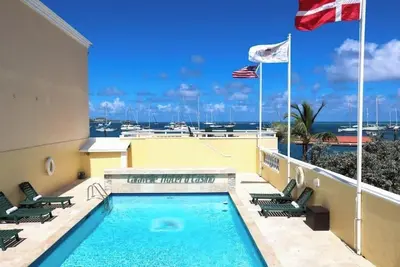 Image de 3 Queen Rooms | Near Wharf Dining, Ferris Wheel, Marina & Boat Tours