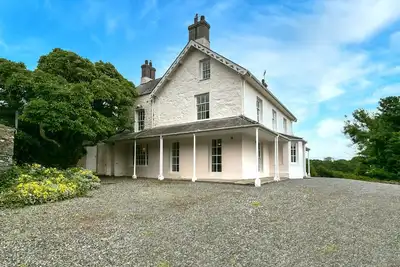 Image de Treiorwerth -  a dog that sleeps 15 guests  in 7 bedrooms