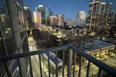 Image de Highrise Getaway in Midtown Overlooking City Life