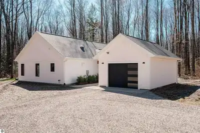 Image de Modern, custom home with 42-jet Jacuzzi in peaceful, private, wooded enclave