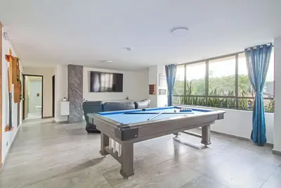 Image de 2 Bedroom with Pool Table and Bar
