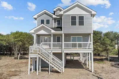 Image de Hot Tub! Four bedroom home in the 4x4, Corolla, Nc. A truly unique getaway!