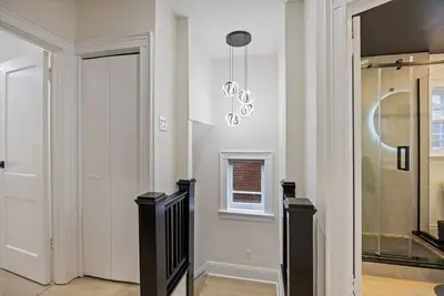 Image de Midtown Luxury 3 Brm Garden House W/Free parking 1m walk to subway&entertainment