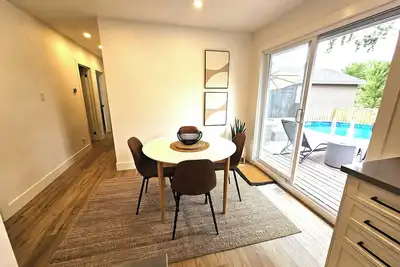 Image de Newly-renovated home, sleeps 8, with pool & hot tub!