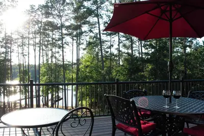 Image de Lake House with Swim Spa Oasis