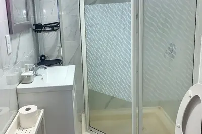 Image de Centrally Located Blue House