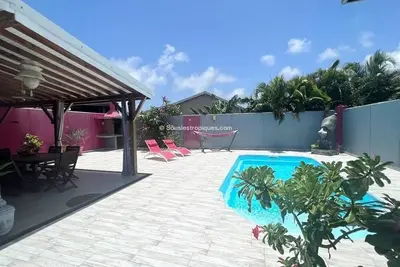 Image de Villa 2 ch, piscine privée sur terrain clos et arboré à 10 minutes des plages.