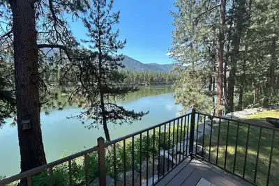 Image de Relaxing 3-bedroom + bunkhouse waterfront home on the Clark Fork River