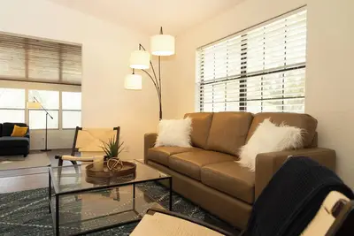 Image de Enjoy this stylish equestrian retreat, located less than five minutes from Wec.