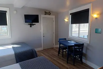 Image de Lake front room at Lake Shafer, just steps from Indiana Beach