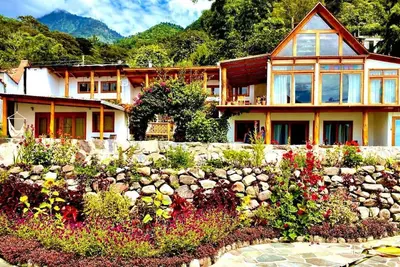 Image de Lakefront Couples Retreat: Serene Elegance