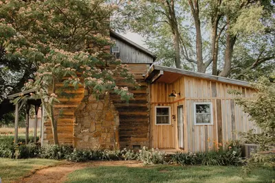 Image de Rustic 1800s' Log Cabin with Modern Amenities on an Old Farm close to Owensboro