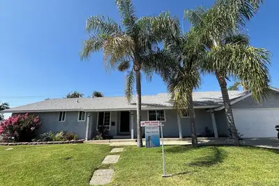 Image de Large 4 Bedroom Pool home close to Disneyland and Beaches, in the heart of Oc!