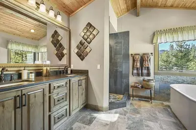 Image de Spacious 5-bedroom Mountain Home on 10-Acres