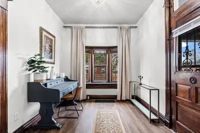 Image de Modern Victorian sleeps 6 trailer parking