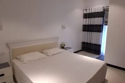 Image de Forget your worries in this spacious and serene space. The unit is fully A/C