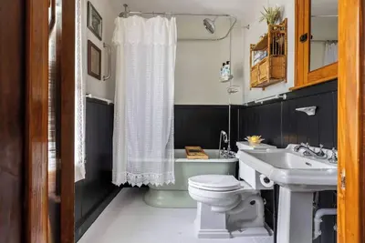 Image de Christmas Avail • 15 mi to Cleveland • King • Soaking Tub • Hulu • Fast WiFi