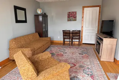 Image de Apartment in 150-year-old farmhouse! Access to river, forest, paths, games.