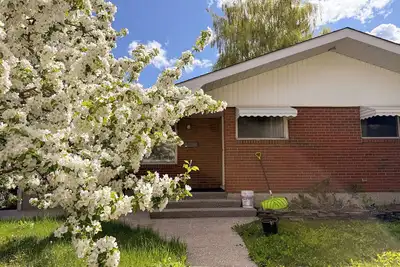 Image de Cozy 3bd Basement Suite, 1 Bath in Varsity