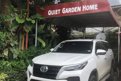 Image de Quiet Garden Home, pet friendly. Place where people, birds, and  plants bonds.