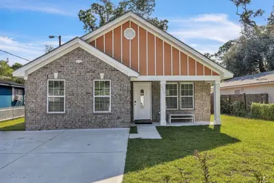 Image de Great Downtown 4br | 8 Beds + Foosball Fun