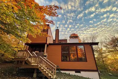 Image de Swanky Slope-Side Chalet 30 min from Burlington - Ski & Bike out the Front Door