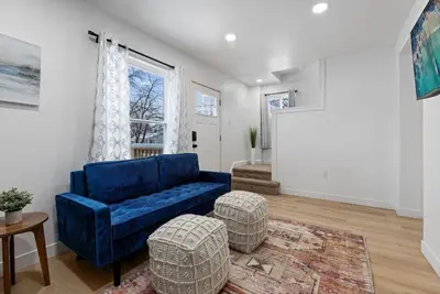 Image de Downtown-Ready 3br3ba | Modern, Spacious & Private