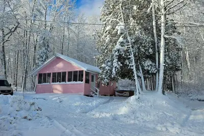 Image de Lakefront vintage pink house