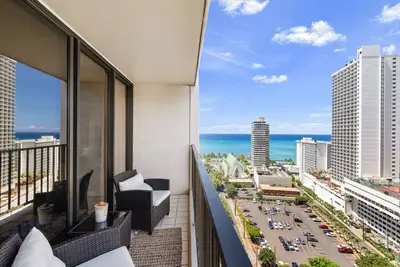 Image de Amazing ocean view Waikiki Banyan condo with free parking!