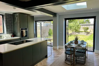 Image de Spacious Getaway for 6 | Private Home + Parking