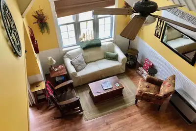 Image de Relax at High Tide; Salt air, sea glass, and cozy comfort.