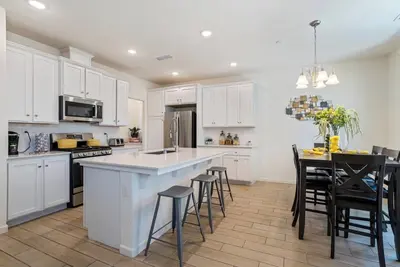 Image de New 3-Bedroom House, Gated Community, Pool, near Fresno Airport and Starbucks.