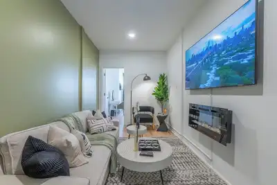 Image de Calm Cocoon by the Train+We Pay Half Your Parking, Sleeps 6! ✨10% Off 7 days