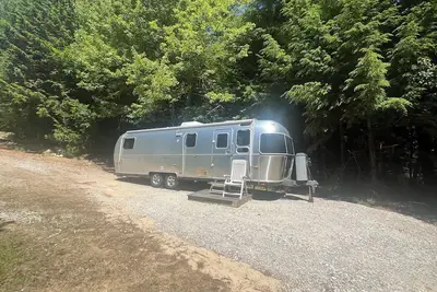 Image de Relax in Style – Luxury Airstream Glamping Getaway Waterfront on Sportsmans Pond