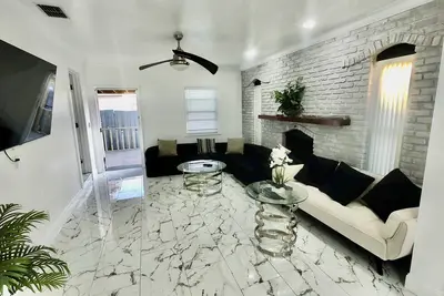 Image de 3-bedroom 2-bath house in beautiful St. Petersburg nr Parks