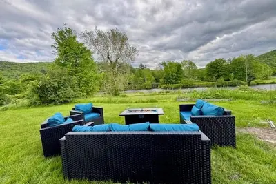 Image de Spacious getaway with private river access minutes from ski area