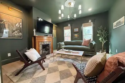 Image de 3br Luxury Oregon District Stay - Walk to Breweries, Dining + Free Parking