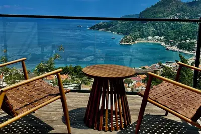 Image de Mavinin ve yeşilin dansı.